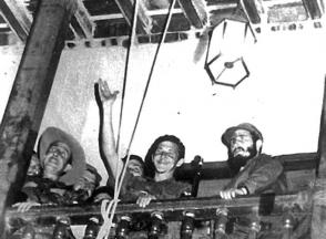 Fidel y Raúl en el Ayuntamiento en Santiago de Cuba el 1ro. de enero de 1959.