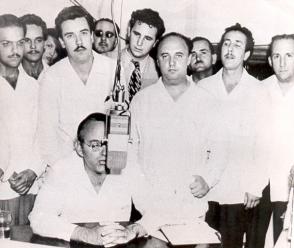 Eduardo Chibás en una de sus alocuciones radiales. De pie, en primera fila (tercero de derecha a izquierda), Roberto Agramonte. Detrás de este, el joven abogado Fidel Castro. (Foto: Autor no identificado) Eduardo Chibás en una de sus alocuciones radiales. De pie, en primera fila (tercero de derecha a izquierda), Roberto Agramonte. Detrás de este, el joven abogado Fidel Castro. (Foto: Autor no identificado)