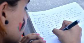 La jóven Beatriz Mejía se inspiró y le escribió una carta a Fidel en nombre de ella y de su padre. Foto: Abel Rojas Barallobre