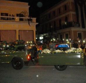 Momentos en el que el cortejo fúnebre pasaba por el parque Martí, de Cienfuegos. Foto: del autor Momentos en el que el cortejo fúnebre pasaba por el parque Martí, de Cienfuegos. Foto: del autor