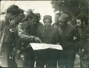 Los jefes angolano y cubano del frente Este, comandantes Dangereaux Kimenga y Carlos Fernández Gondín, segundo y tercero de derecha a izquierda, y otros miembros del Estado Mayor en las horas previas al avance para la toma de la capital provincial de Moxico (antigua Luso).