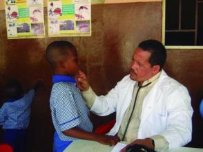 Médicos cubanos atendem a crianças africanas. Foto: Cubadebate Médicos cubanos atendem a crianças africanas. Foto: Cubadebate
