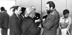 Fidel mit Nicolás Guillén, Alfredo Guevara und Alejo Carpentier auf dem 2. Kongress der UNEAC Photo: Mario Ferrer
