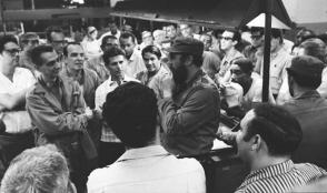 Fidel en los talleres de las cajas y los linotipos del periódico Granma con Jorge Enrique Mendoza, su entonces director, el 10 de junio de 1970. Foto: Valiente, Jorge Fidel en los talleres de las cajas y los linotipos del periódico Granma con Jorge Enrique Mendoza, su entonces director, el 10 de junio de 1970. Foto: Valiente, Jorge