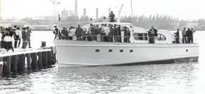 Fidel entrando en la Bahía de La Habana con el yate Granma, junto a Raúl y otros expedicionarios en 1974, durante su última travesía, antes de ser preparado para exponerlo permanentemente en el Museo de la Revolución Fidel entrando en la Bahía de La Habana con el yate Granma, junto a Raúl y otros expedicionarios en 1974, durante su última travesía, antes de ser preparado para exponerlo permanentemente en el Museo de la Revolución