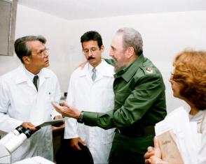 Nuestros galenos comprenden que su contribución diaria es la mejor manera de honrar a su patria y a Fidel. Foto: Razones de Cuba Nuestros galenos comprenden que su contribución diaria es la mejor manera de honrar a su patria y a Fidel. Foto: Razones de Cuba