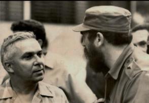 Santiago Álvarez con Fidel. Foto: Archivo de Granma