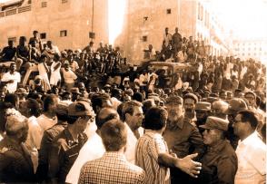 Cuando el Comandante en Jefe llegó al sitio de los disturbios, el 5 de agosto de 1994, las piedras y los actos vandálicos desaparecieron por arte de magia. Foto: Archivo de Granma Cuando el Comandante en Jefe llegó al sitio de los disturbios, el 5 de agosto de 1994, las piedras y los actos vandálicos desaparecieron por arte de magia. Foto: Archivo de Granma