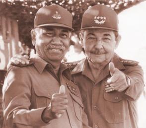 Fidel reconoció las altas dotes de jefes militares y políticos que Raúl y Almeida desplegarían, con creces, en los territorios bajo su mando. Foto: Liborio Noval Fidel reconoció las altas dotes de jefes militares y políticos que Raúl y Almeida desplegarían, con creces, en los territorios bajo su mando. Foto: Liborio Noval