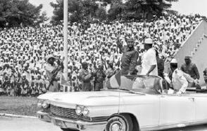 Fidel Castro durante su visita a Guinea, en el acto en honor a la delegación cubana, en el estadio "28 de septiembre". Lo acompaña Ahmed Sekou Touré, presidente de ese país y Agosthino Neto, presidente del Movimiento para la Liberación de Angola, el 5 de mayo de 1972. Fidel Castro durante su visita a Guinea, en el acto en honor a la delegación cubana, en el estadio "28 de septiembre". Lo acompaña Ahmed Sekou Touré, presidente de ese país y Agosthino Neto, presidente del Movimiento para la Liberación de Angola, el 5 de mayo de 1972.