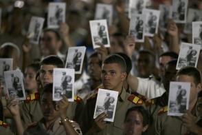 Camilitos muestran imágenes de Fidel. Foto: Ricardo Mazalan/ AP Camilitos muestran imágenes de Fidel. Foto: Ricardo Mazalan/ AP