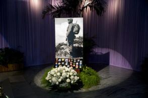 Rosas blancas para Fidel en el Memorial José Martí. Foto: Ramón Espinosa/ AP