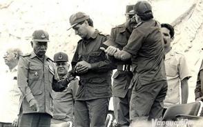 Fidel Castro, Raúl Castro, Juan Almeida y Miguel Díaz Canel Comandante en Jefe Fidel Castro y el General de Ejército Raúl Castro se abrazan durante el acto por el Día del Miliciano, el 16 de abril de 1997, en la Plaza de la Revolución Ernesto Che Guevara, junto a ellos el actual presidente de Cuba, Miguel Díaz-Canel Bermúdez.