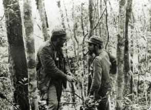 Fidel y el Che en la Sierra Maestra, en los primeros meses de 1957.