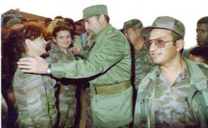 O Comandante-em-chefe conhecia todos os detalhes do terreno e dos combatentes, com quem compartilhava experiências, como com essas duas jovens. Ao seu lado, o atual ministro das FAR, general de corpo do Exército Leopoldo Cintra Frías. Photo: Archivo