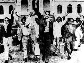 Fidel, Raúl, Juan Almeida Bosque y otros moncadistas cuando salen de la prisión. Foto: Archivo