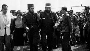 Fidel Castro Ruz junto al Comandante Dermidio Escalona, Jefe del Frente Guerrillero de Pinar del Río, en áreas del cuartel Rius Rivera, el 17 de enero de 1959.