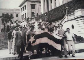José Antonio Echeverría, acompañado de sus compañeros, bajando la Escalinata de la Universidad de La Habana durante una manifestación estudiantil. Autor: Archivo de JR Publicado: 23/02/2021 José Antonio Echeverría, acompañado de sus compañeros, bajando la Escalinata de la Universidad de La Habana durante una manifestación estudiantil. Autor: Archivo de JR Publicado: 23/02/2021