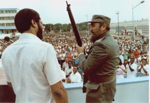 Fidel Castro y Maurice Bishop durante la celebración del 26 de Julio