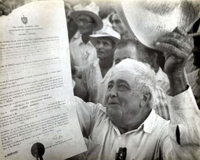 La primera Ley de Reforma Agraria expropió el latifundio, proscribió la tenencia extranjera de la tierra, entregó la propiedad de ésta a quien la trabajaba, y socializó áreas cultivables.